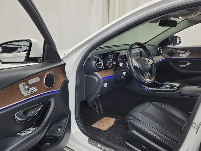 Mercedes-Benz E 300 4Matic Exclusive, снимка 10 - Автомобили и джипове - 55915331