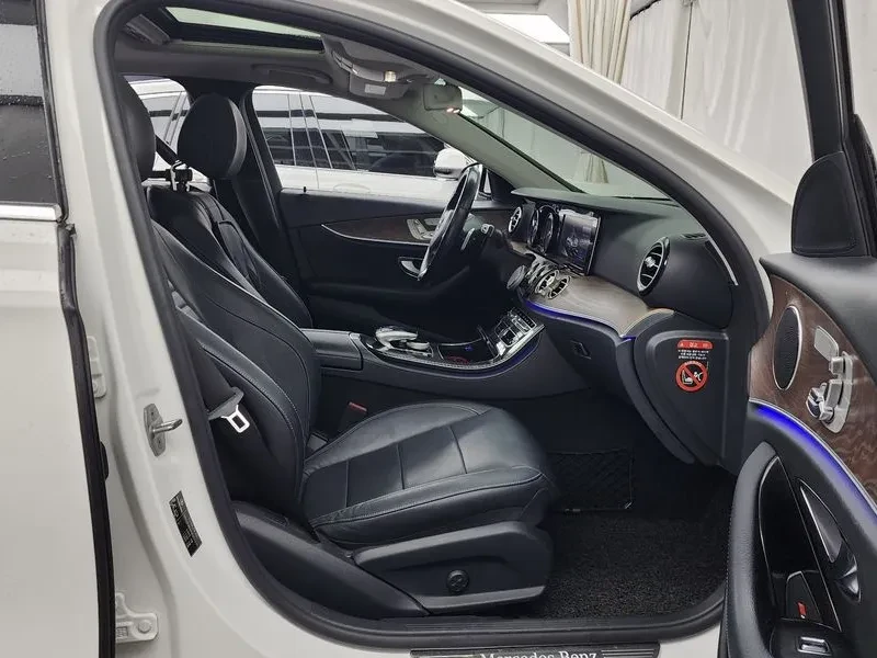 Mercedes-Benz E 300 4Matic Exclusive, снимка 11 - Автомобили и джипове - 55915331