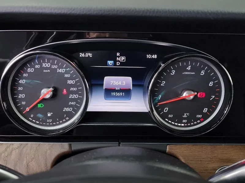 Mercedes-Benz E 300 4Matic Exclusive, снимка 8 - Автомобили и джипове - 55915331