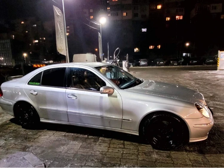 Mercedes-Benz E 270, снимка 8 - Автомобили и джипове - 56125651