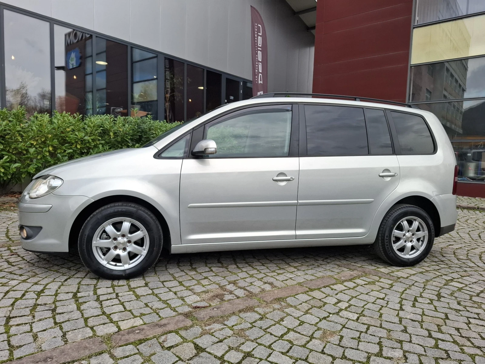 VW Touran 1.9TDI-105к.с.* ПЕРФЕКТНА* НАВИ* 6 ск.* ТОП*  - изображение 2