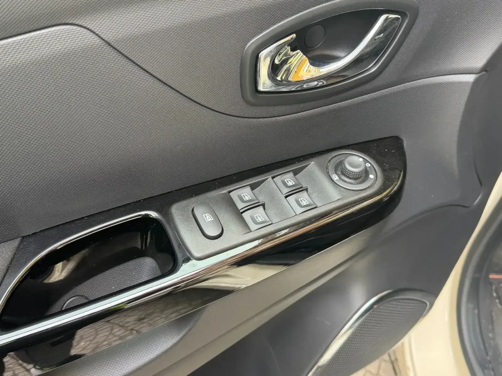 Renault Captur Като нова! Реални километри!!!, снимка 12 - Автомобили и джипове - 53882259