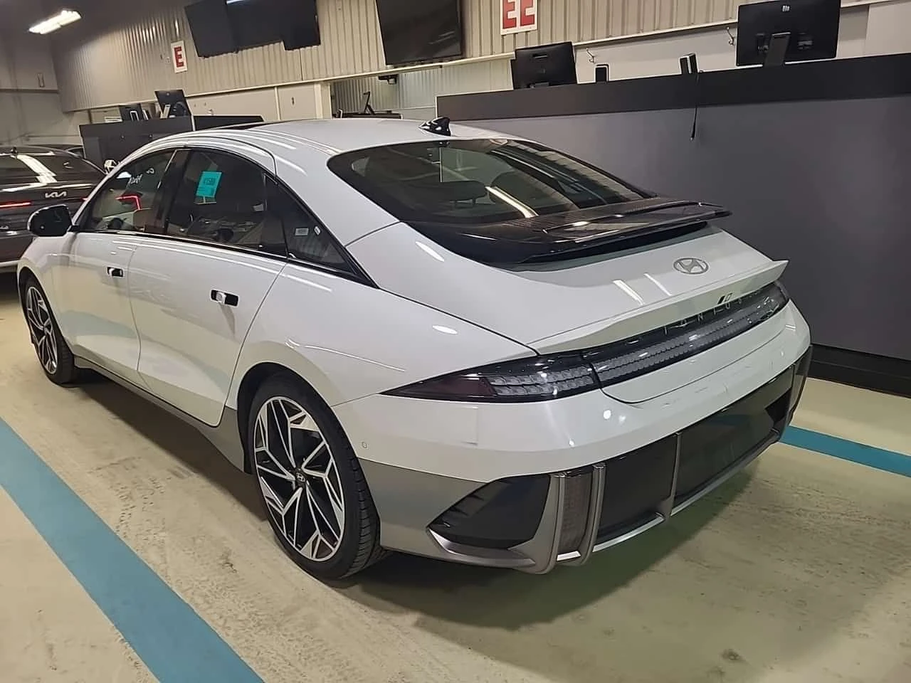 Hyundai Ioniq 6 ULTIMATE PKG| PANO| OБДУХВАНЕ| HUD| MEMORY| 2 KЛЮЧ, снимка 4 - Автомобили и джипове - 54411784