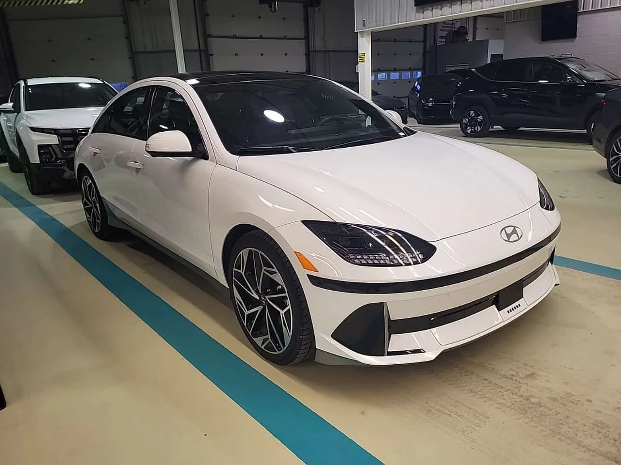 Hyundai Ioniq 6 ULTIMATE PKG| PANO| OБДУХВАНЕ| HUD| MEMORY| 2 KЛЮЧ, снимка 2 - Автомобили и джипове - 54411784