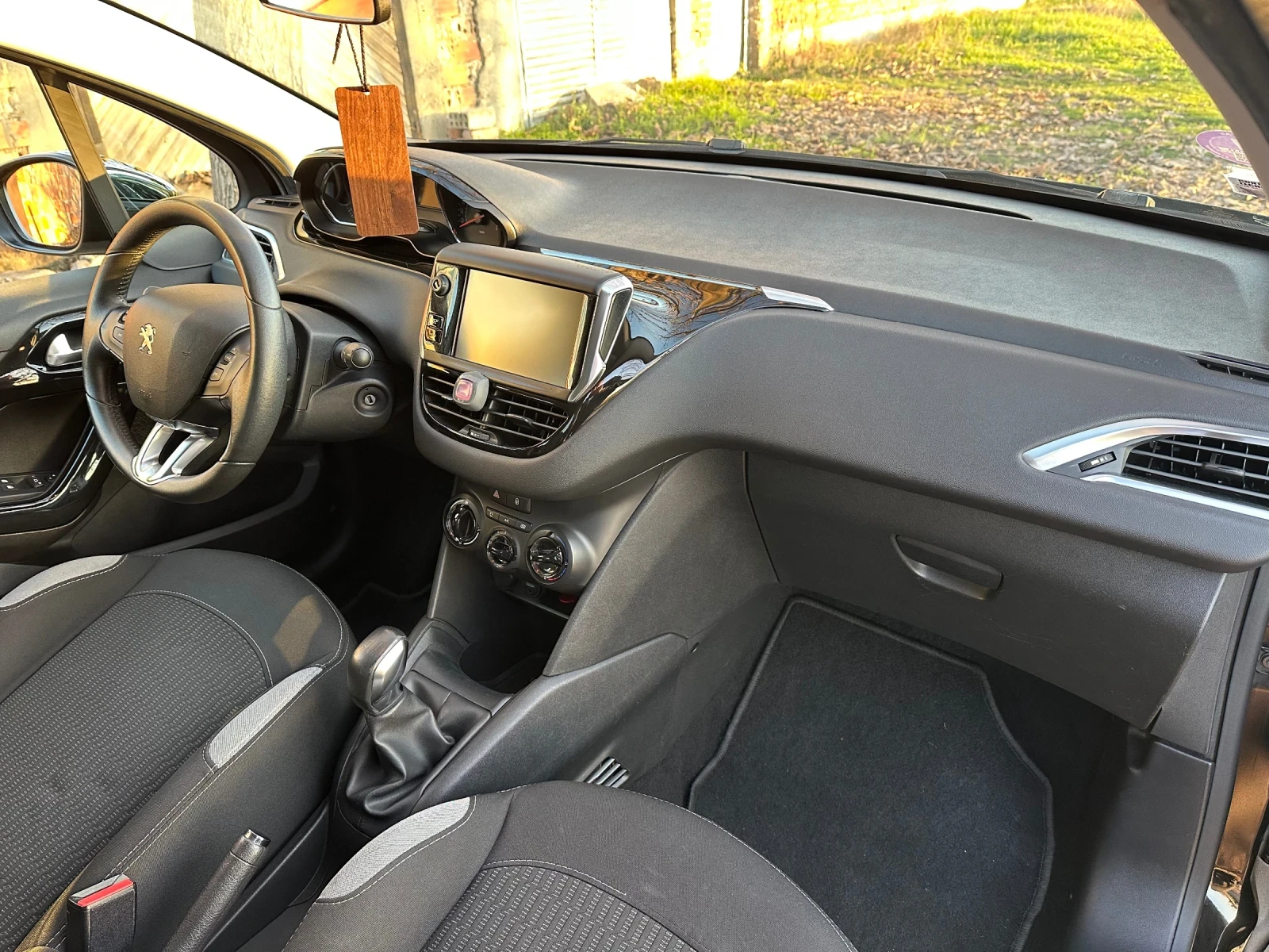 Peugeot 208 1.2 бензин 82 к.с Style, снимка 8 - Автомобили и джипове - 54933769