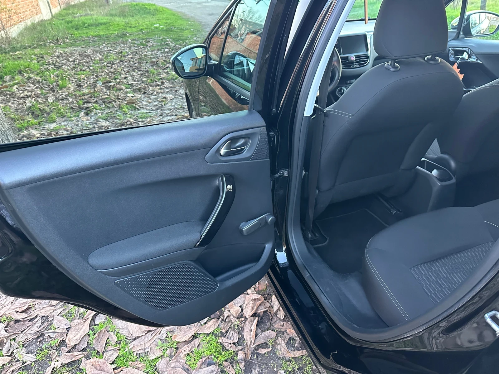 Peugeot 208 1.2 бензин 82 к.с Style, снимка 12 - Автомобили и джипове - 54933769