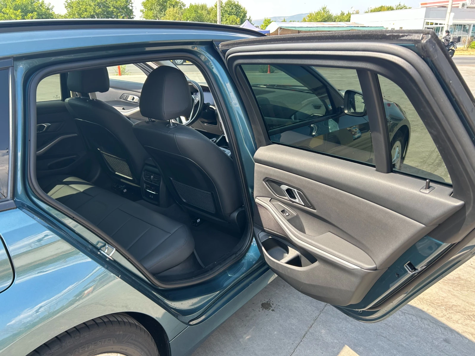 BMW 318 G21 Touring MILD HYBRID/Diesel/Auto/LED/Distr/2021, снимка 13 - Автомобили и джипове - 56054814