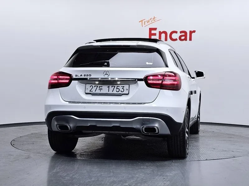 Mercedes-Benz GLA 220 Premium, снимка 4 - Автомобили и джипове - 56000230