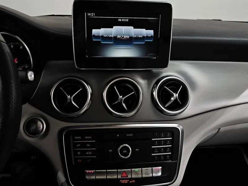 Mercedes-Benz GLA 220 Premium, снимка 13 - Автомобили и джипове - 56000230