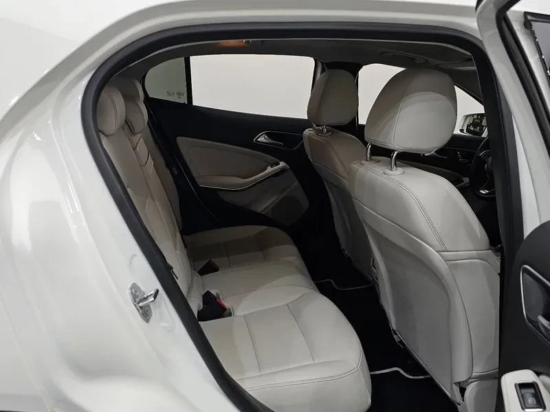 Mercedes-Benz GLA 220 Premium, снимка 11 - Автомобили и джипове - 56000230
