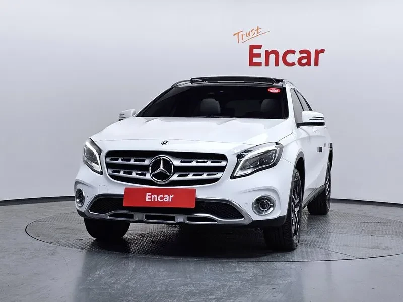 Mercedes-Benz GLA 220 Premium, снимка 3 - Автомобили и джипове - 56000230