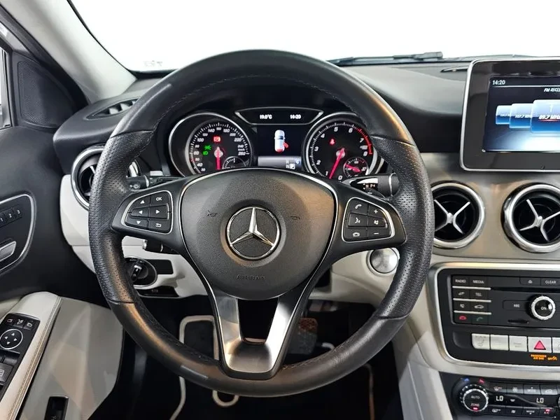 Mercedes-Benz GLA 220 Premium, снимка 12 - Автомобили и джипове - 56000230