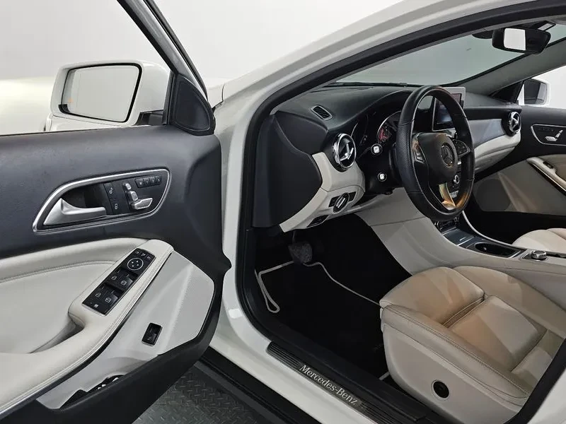 Mercedes-Benz GLA 220 Premium, снимка 10 - Автомобили и джипове - 56000230
