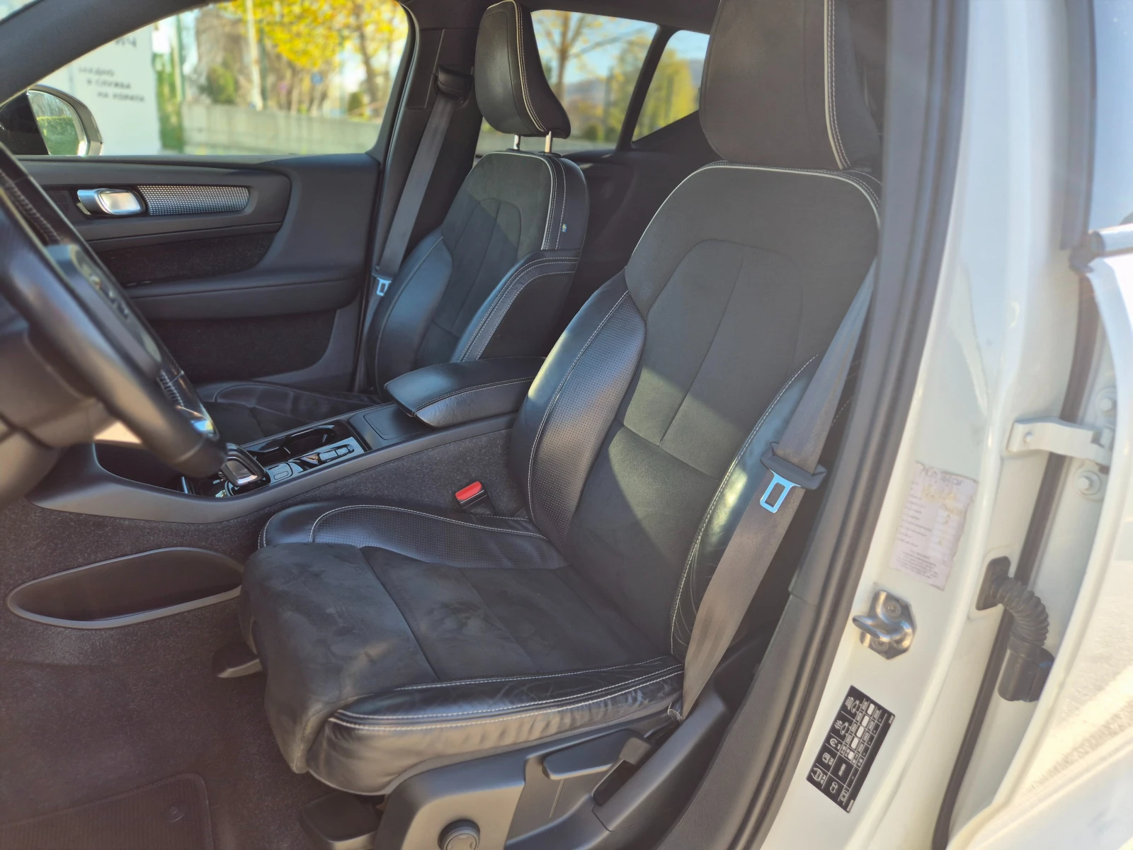 Volvo XC40 * R-Design * LUX * Пълна сервизна история*  - изображение 8