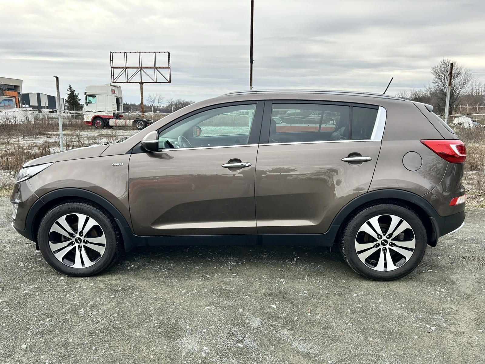 Kia Sportage 2.0i* 4WD* AUTO* Camera* NAVI* Pano* E5* FULL - изображение 2