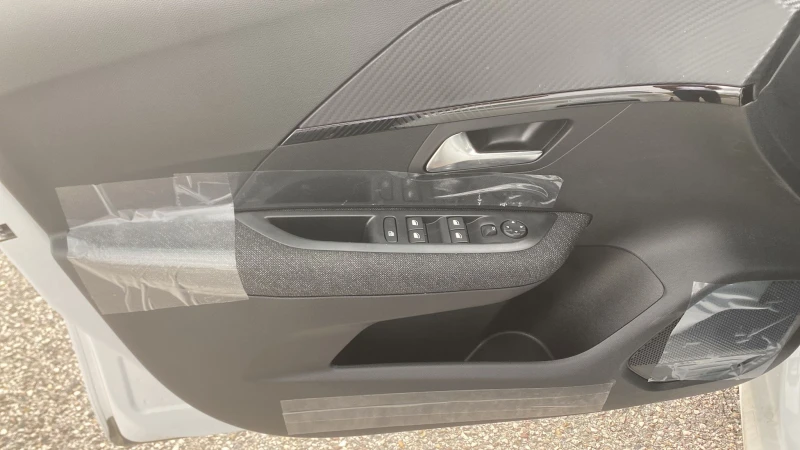 Peugeot 208 1.2 PureTech Style Реално нов!, снимка 9 - Автомобили и джипове - 52966577