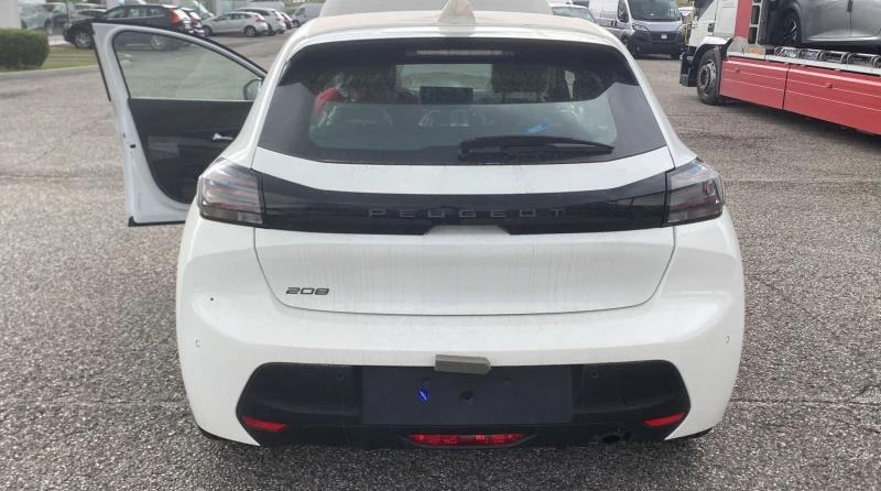 Peugeot 208 1.2 PureTech Style Реално нов!, снимка 5 - Автомобили и джипове - 52966577