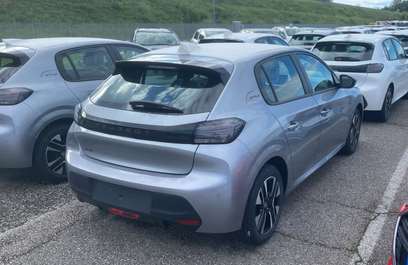 Peugeot 208 1.2 PureTech Style Реално нов!, снимка 2 - Автомобили и джипове - 52966577