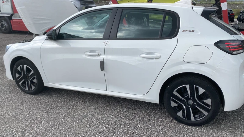 Peugeot 208 1.2 PureTech Style Реално нов!, снимка 3 - Автомобили и джипове - 52966577