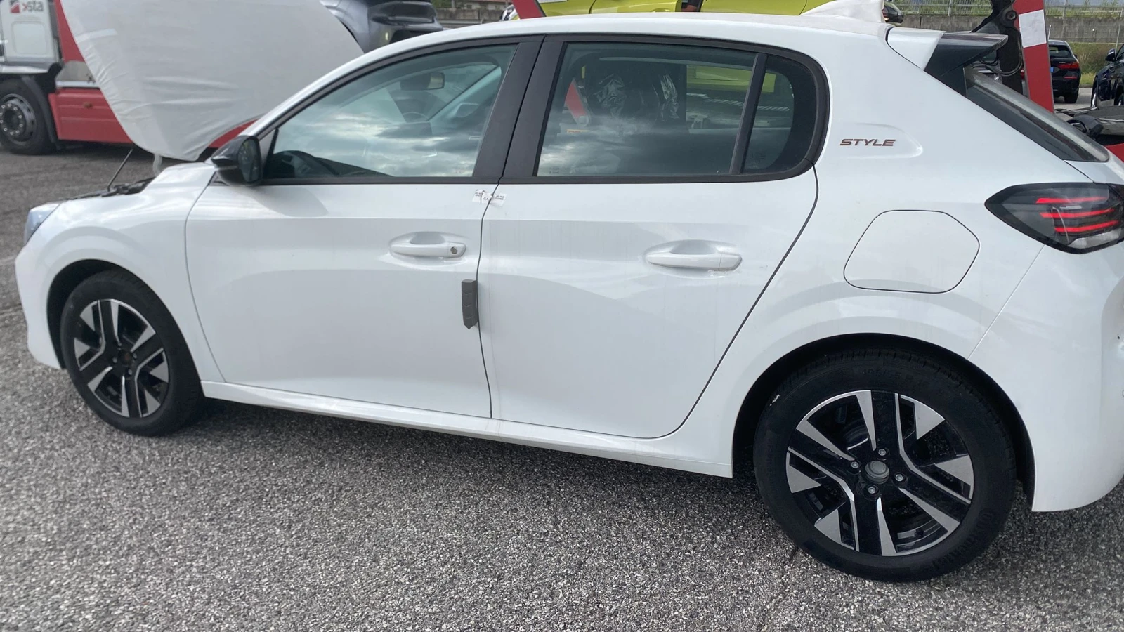 Peugeot 208 1.2 PureTech Style Реално нов! - изображение 3