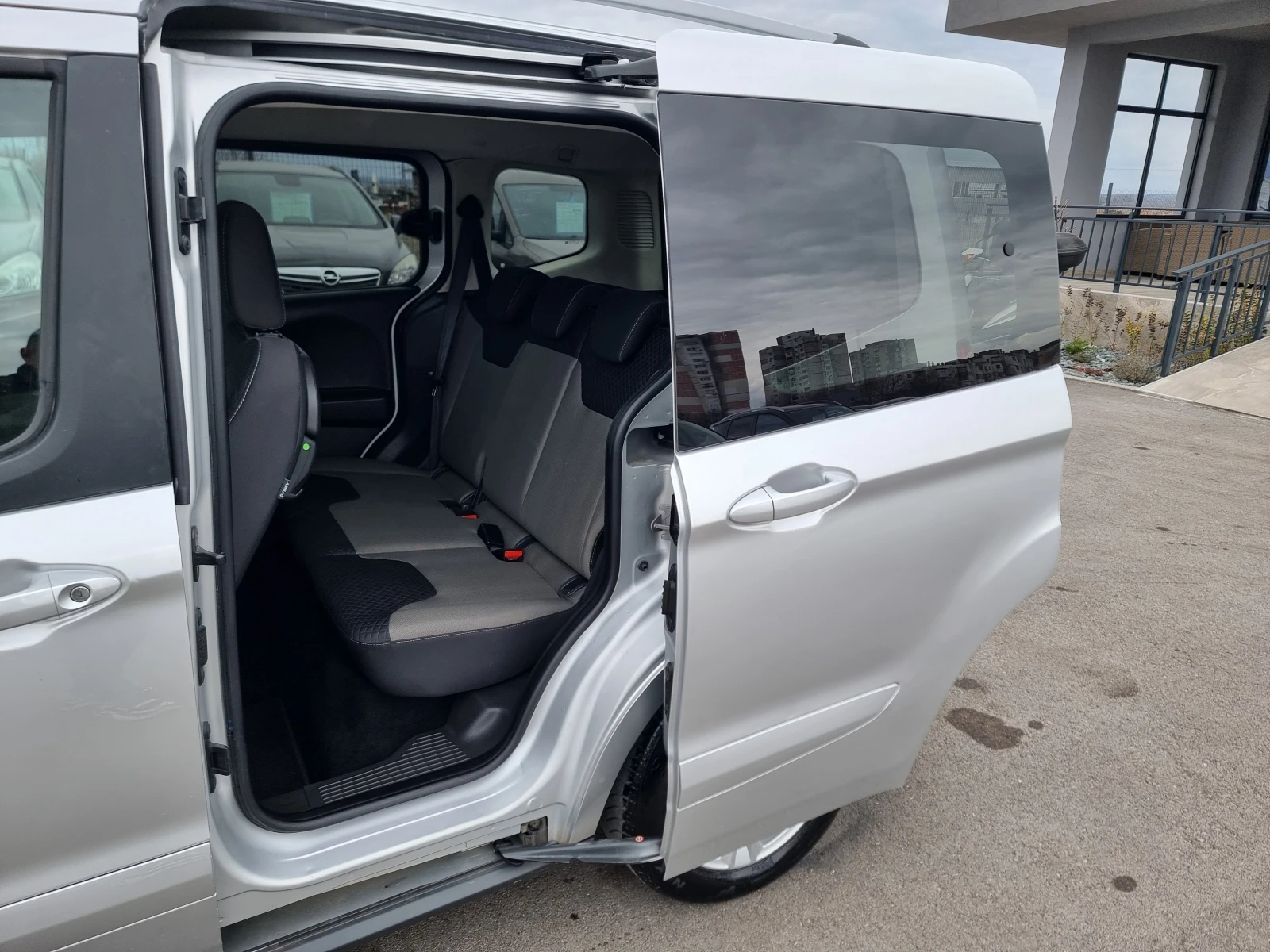 Ford Tourneo Connect 1.5 TDCI, снимка 11 - Автомобили и джипове - 53902707