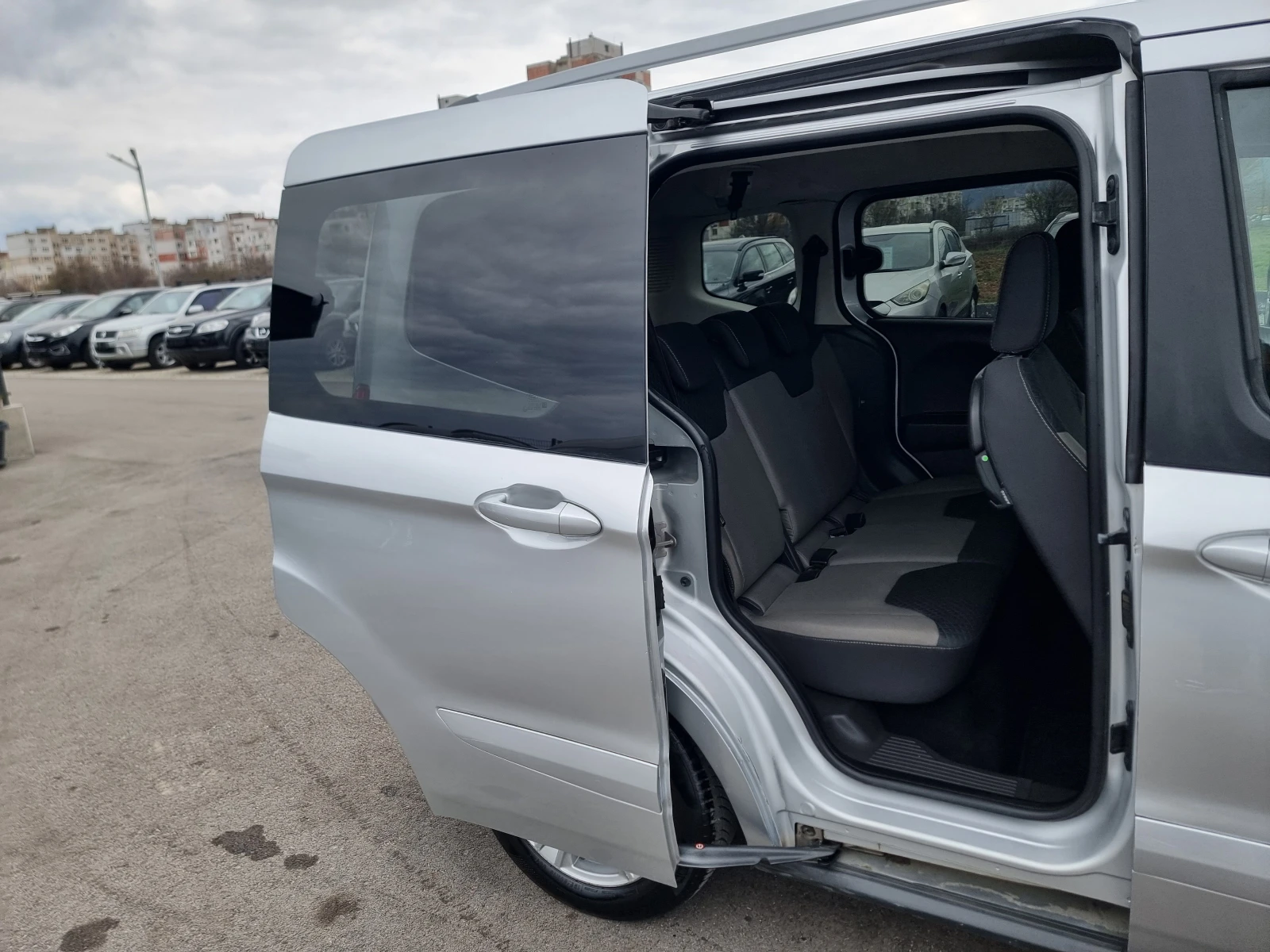 Ford Tourneo Connect 1.5 TDCI, снимка 14 - Автомобили и джипове - 53902707