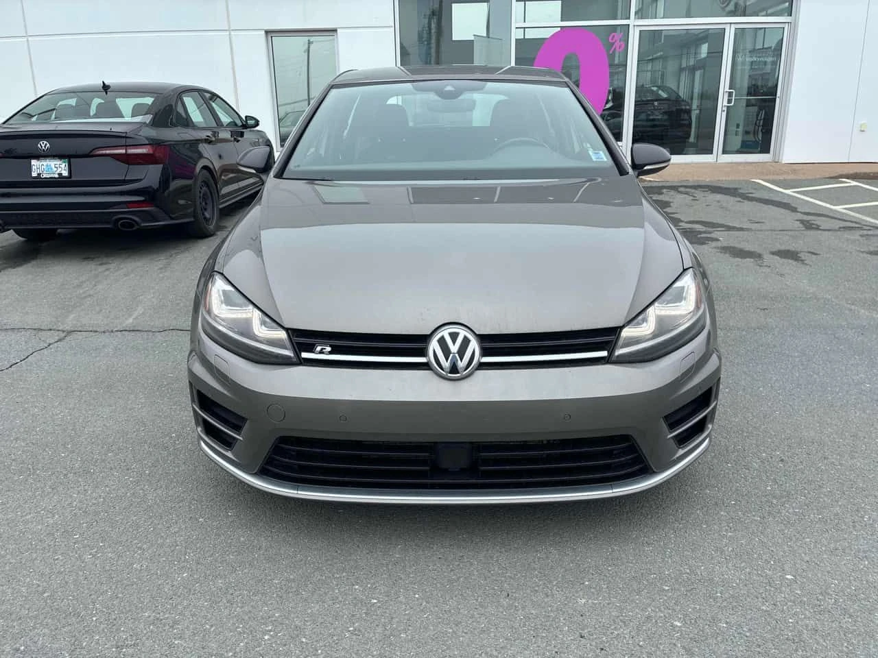 VW Golf R| DSG| ОТ ПРЕДСТАВИТЕЛСТВО НА VOLKSWAGEN| КЛИП| , снимка 2 - Автомобили и джипове - 54419038
