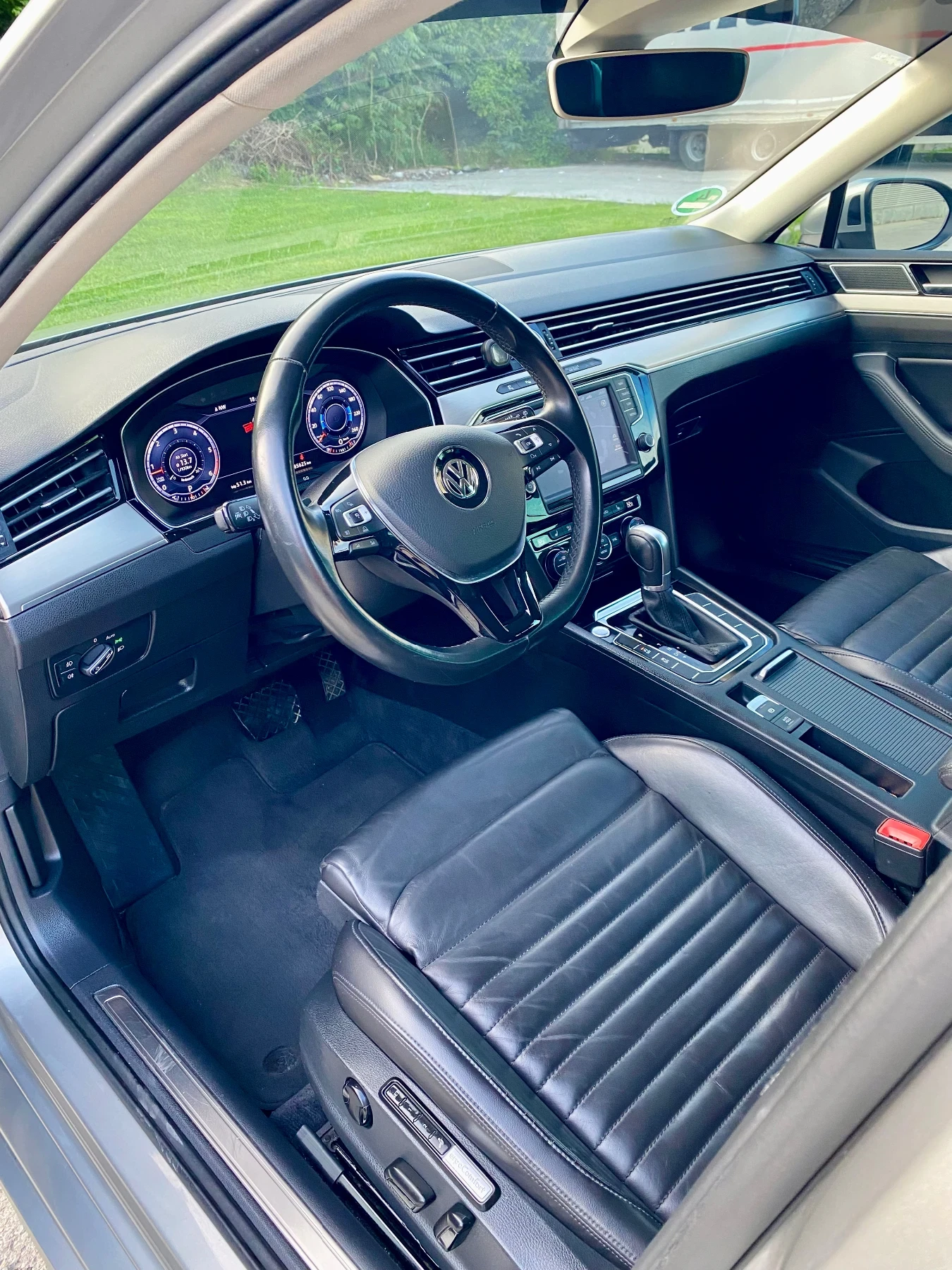 VW Passat 2.0 R line ДИГИТАЛ, снимка 11 - Автомобили и джипове - 54859827