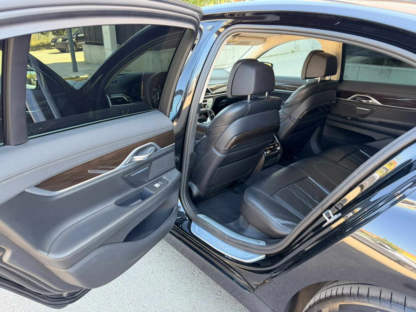 BMW 740 d* xDrive* Laser* Massage* Camera* HuD, снимка 12 - Автомобили и джипове - 56219519