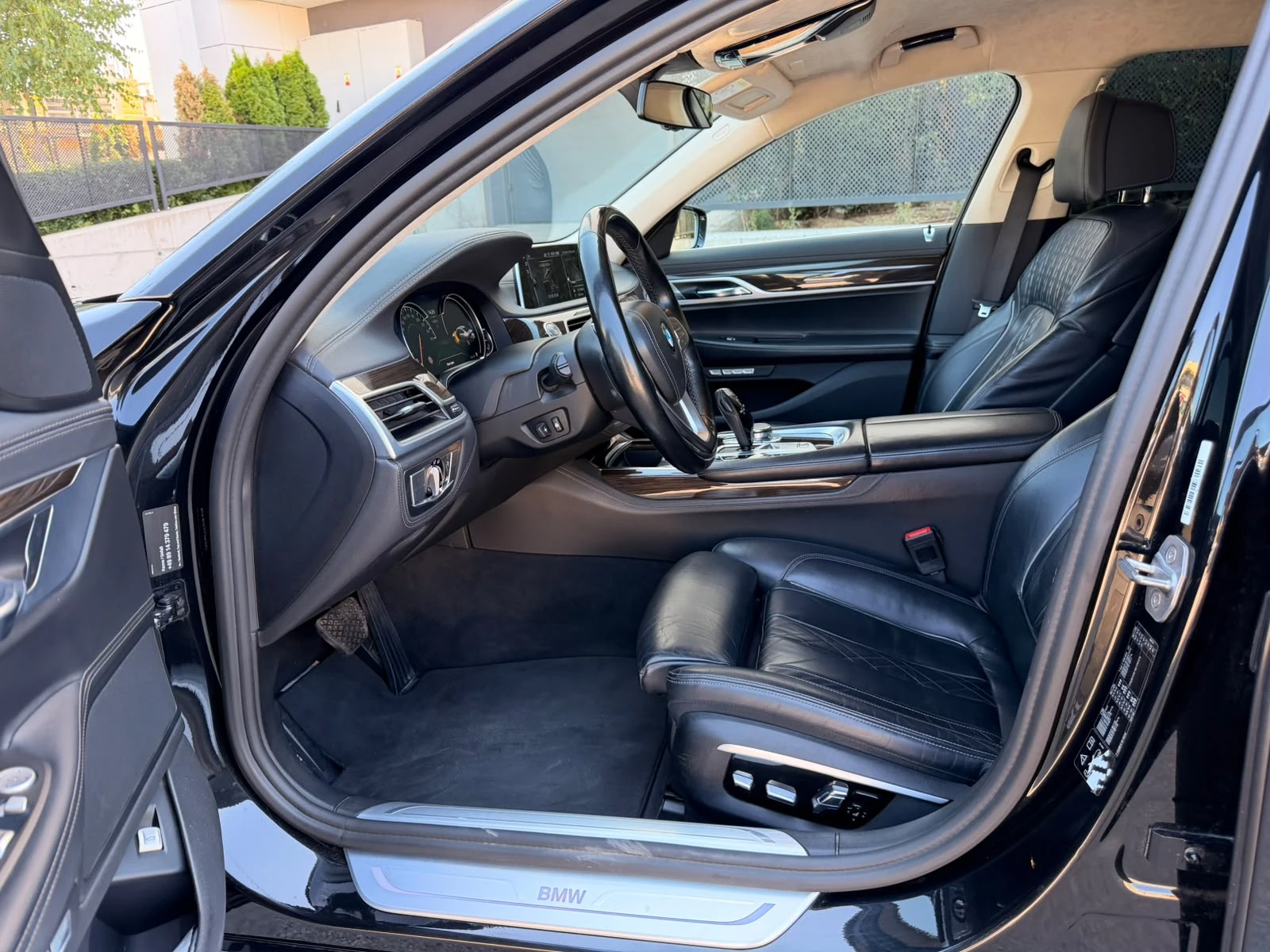 BMW 740 d* xDrive* Laser* Massage* Camera* HuD, снимка 10 - Автомобили и джипове - 56219519