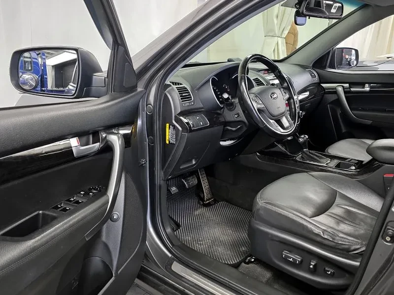 Kia Sorento 2.0 2WD, снимка 10 - Автомобили и джипове - 54264136