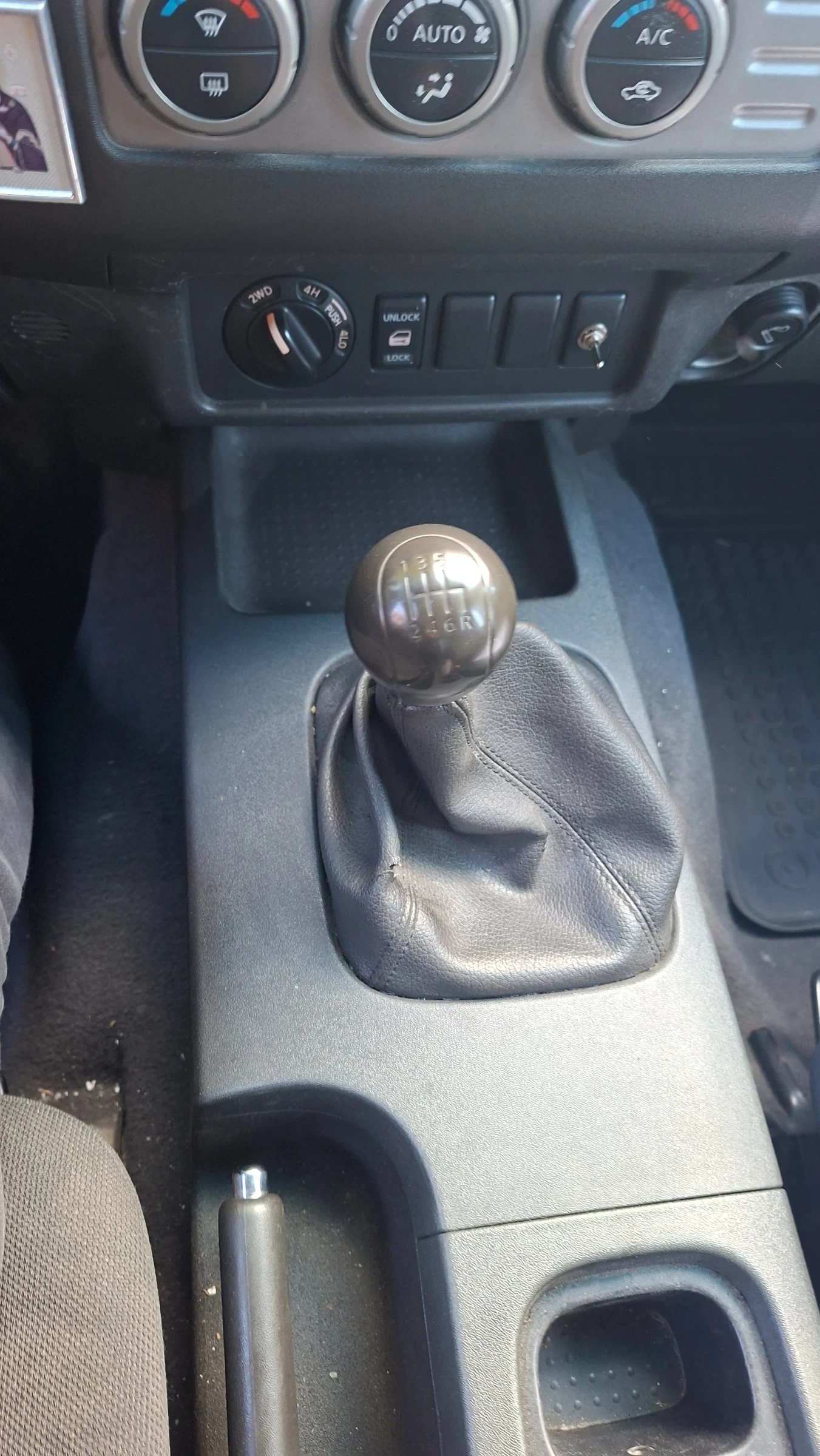 Nissan Navara 2.5 dci, снимка 13 - Автомобили и джипове - 56657023