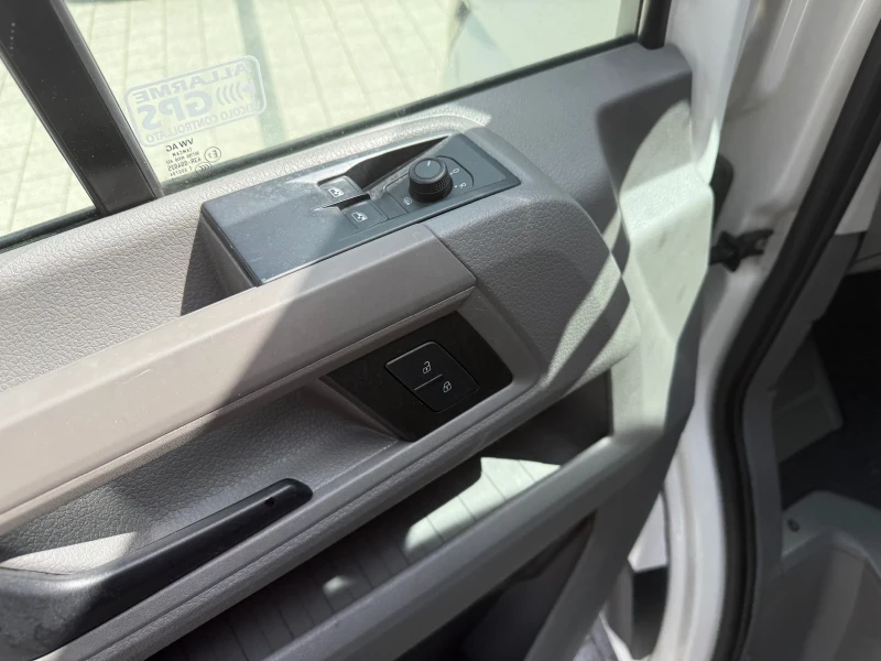 VW Crafter 2.0TDI 177к.с. 4.80м. 3-щори Клима Euro 6b, снимка 14 - Бусове и автобуси - 50448260