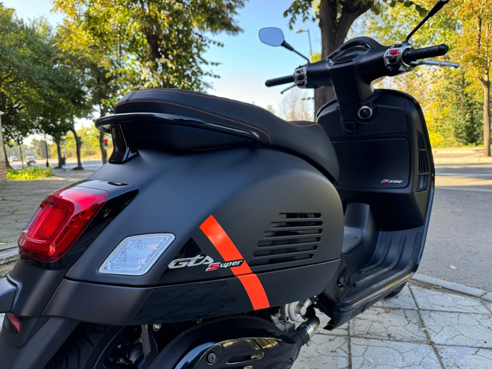 Vespa GTS 300 SuperSport Nero - изображение 10