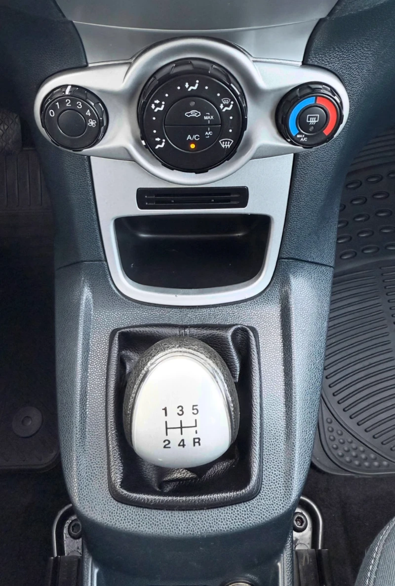 Ford Fiesta 1.6 TDCi/95kc/Серв.история/EURO 5B, снимка 12 - Автомобили и джипове - 49924803
