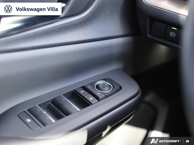 Toyota Prius * 2023 Toyota XLE AWD e / No Accident * CARFAX * Б, снимка 17 - Автомобили и джипове - 52928142