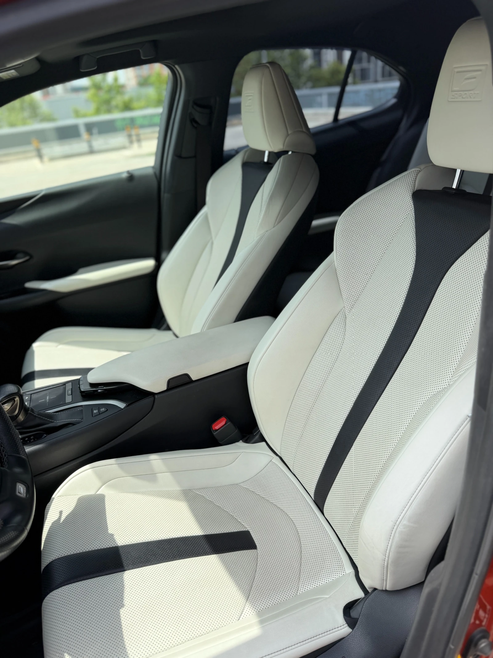 Lexus UX 250h F sport AWD, снимка 8 - Автомобили и джипове - 56192400