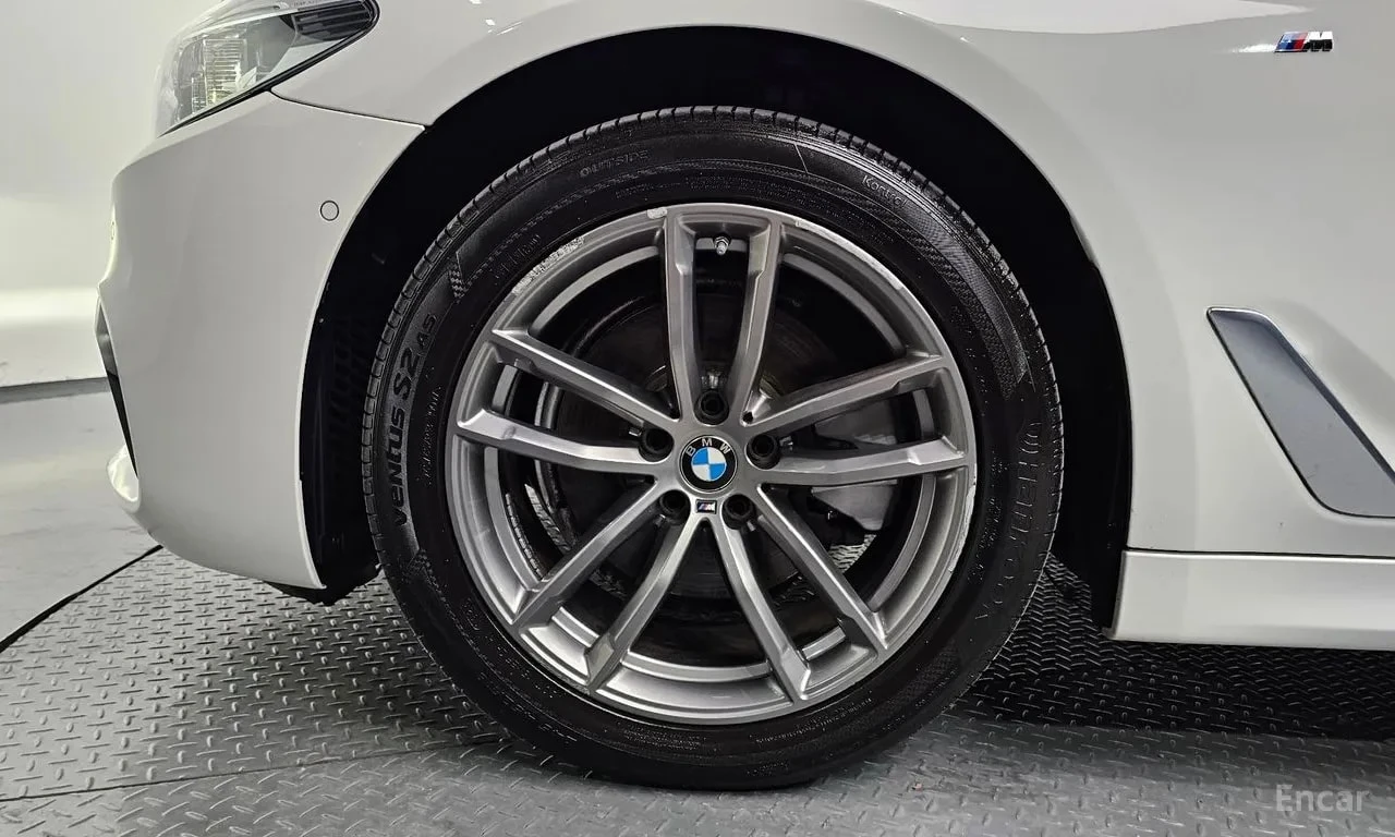 BMW 520  xDrive M Sport Package Plus * АВТОКРЕДИТ * , снимка 5 - Автомобили и джипове - 56030083