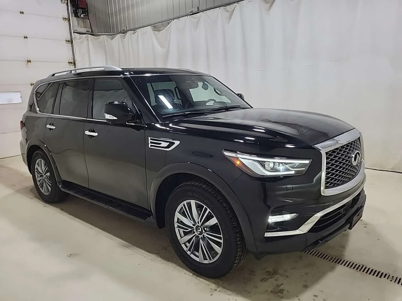 Infiniti QX80  LUXE| HUD| 360| ОБДУХВАНЕ| CARFAX , снимка 2 - Автомобили и джипове - 53950930