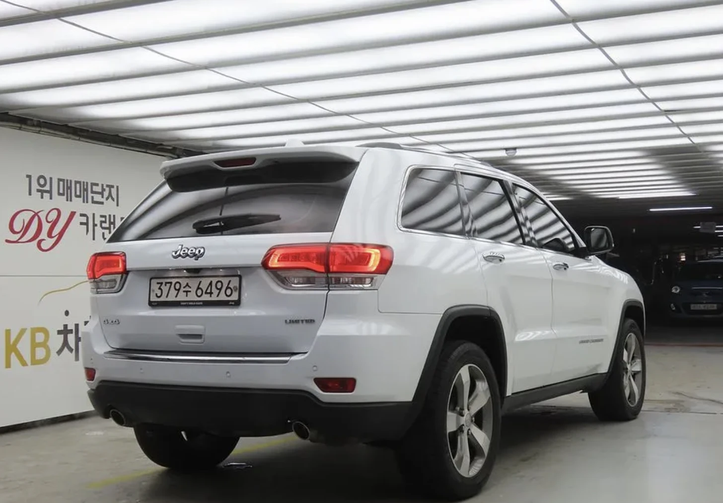 Jeep Grand cherokee OVERLAND* КОЖА* ПОДГРЕВ* ОБДУХВАНЕ* КАМЕРА* НАВИ* , снимка 4 - Автомобили и джипове - 54020994