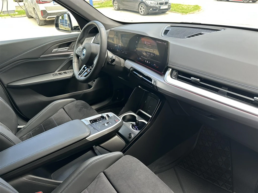 BMW iX1 xDrive30, снимка 8 - Автомобили и джипове - 54595531