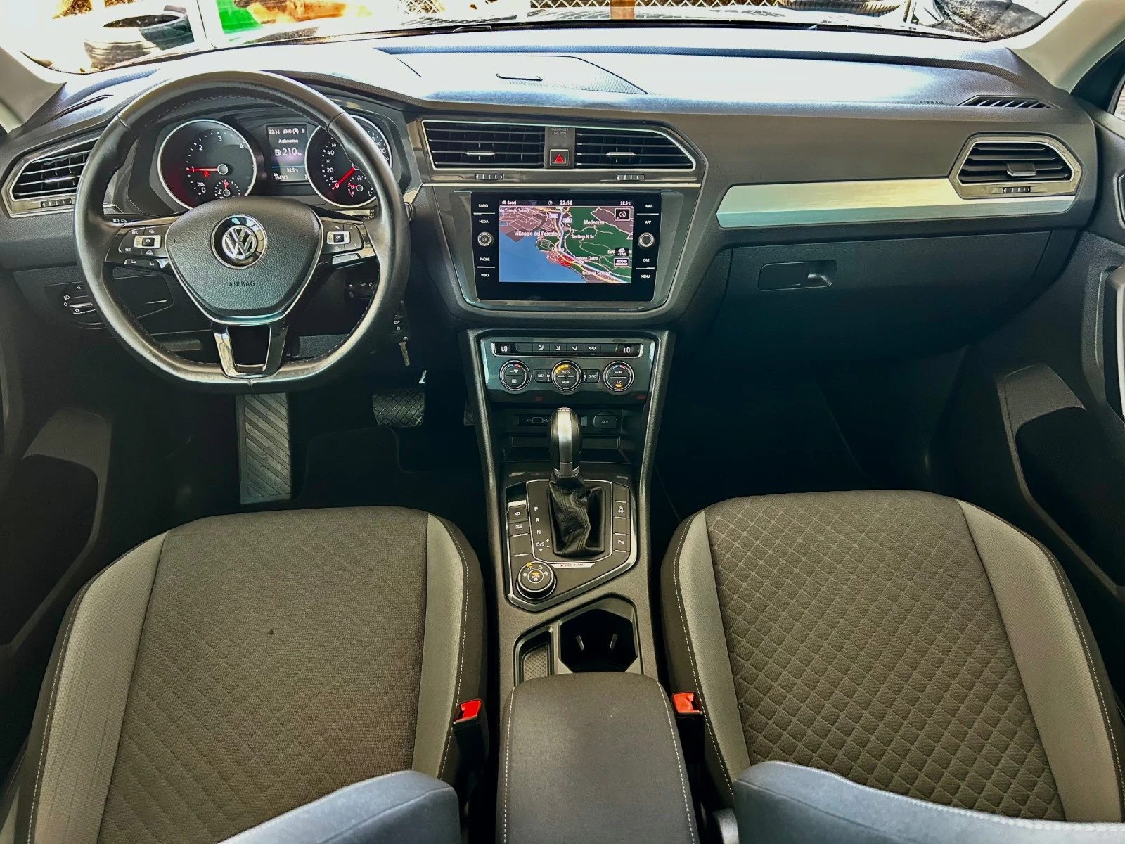 VW Tiguan * 2.0* TDI* 150к.с* 4x4* LED* Дистроник* , снимка 9 - Автомобили и джипове - 55097261