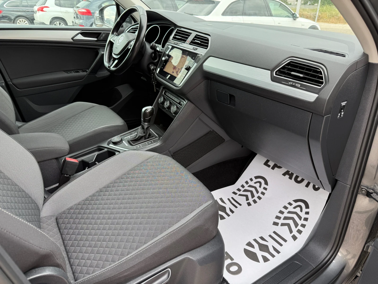 VW Tiguan * 2.0TDI* 150к.с* 4x4* LED* Дистроник* , снимка 10 - Автомобили и джипове - 55097261