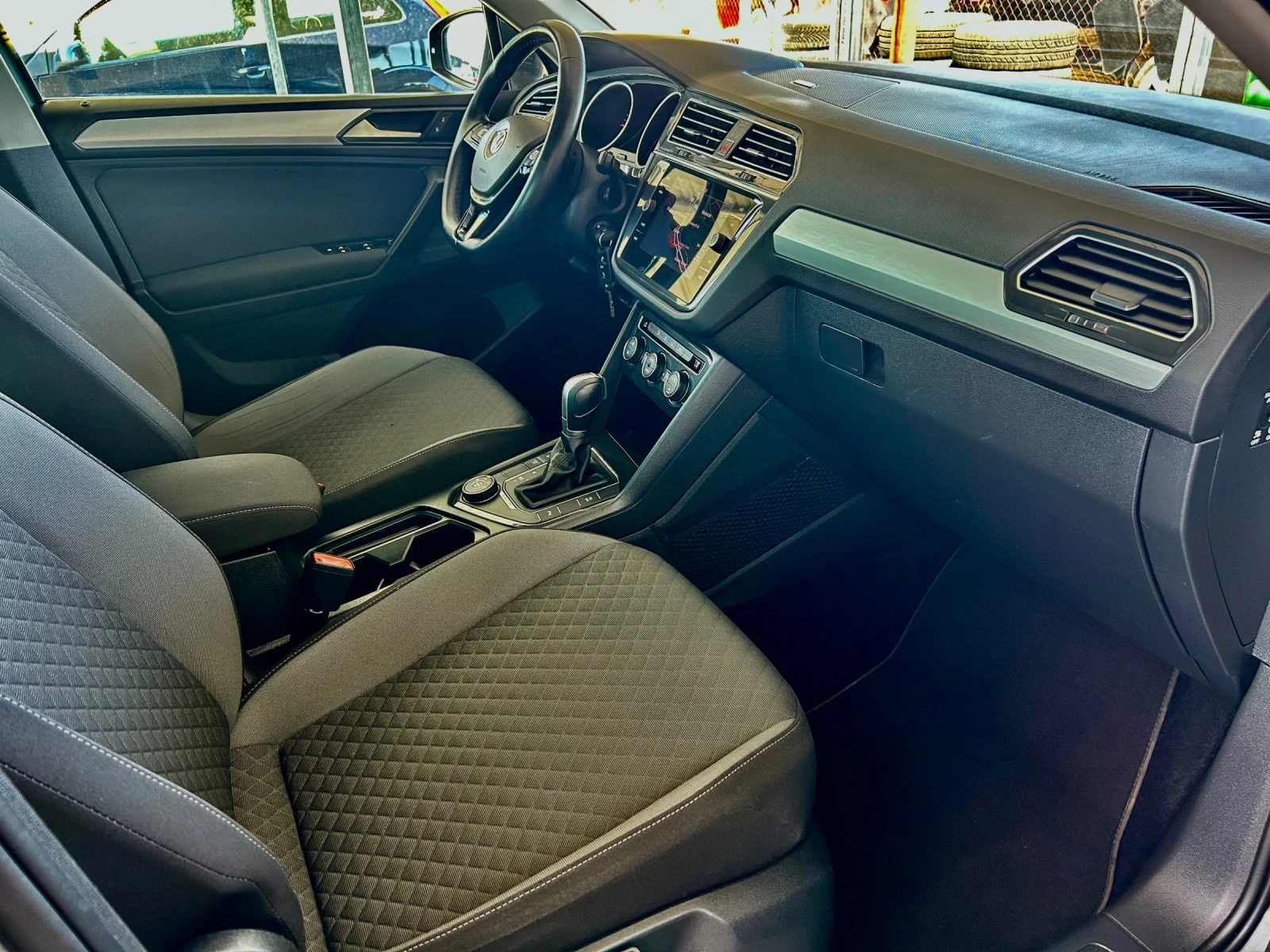 VW Tiguan * 2.0* TDI* 150к.с* 4x4* LED* Дистроник* , снимка 8 - Автомобили и джипове - 55097261