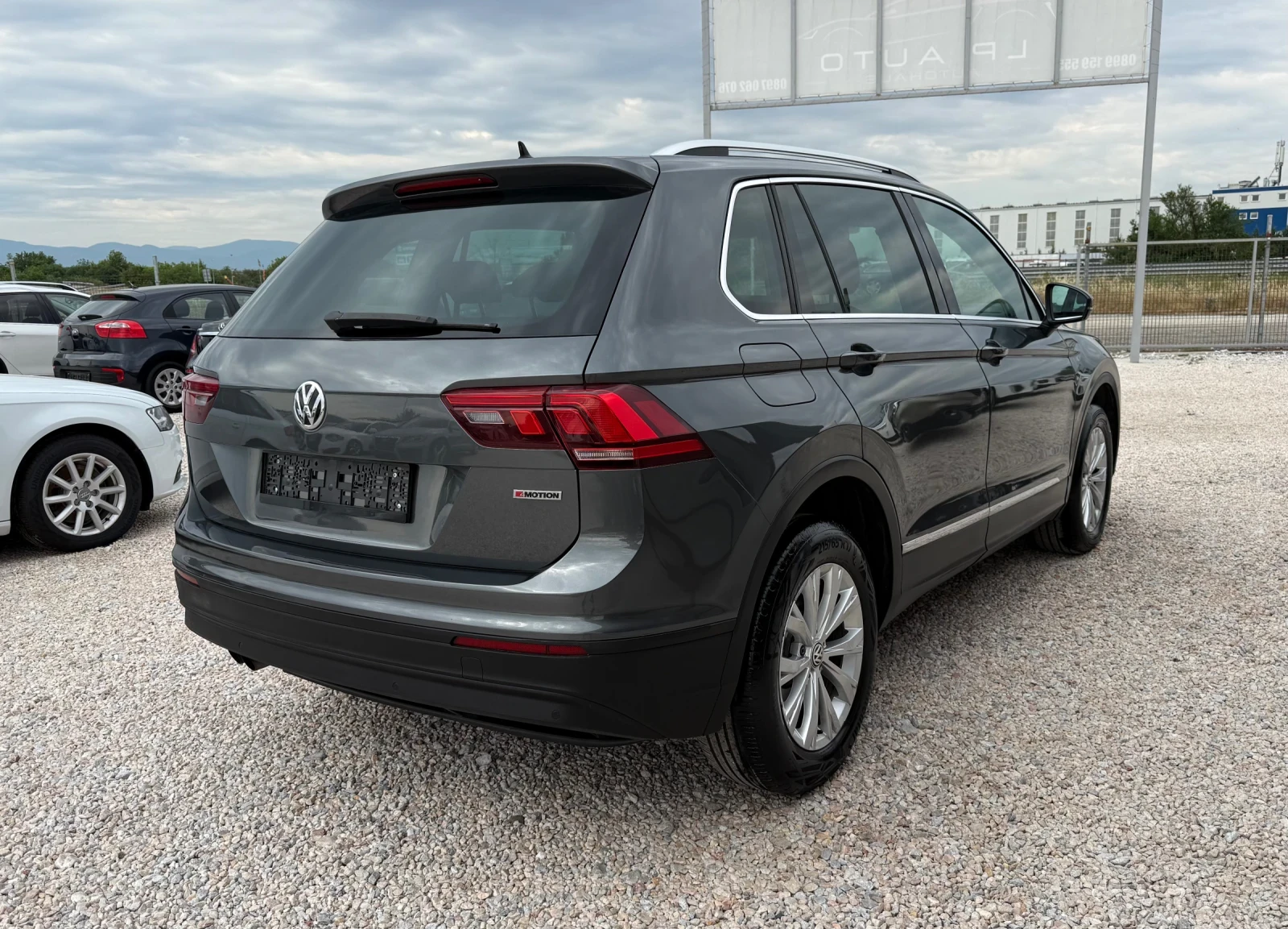 VW Tiguan * 2.0TDI* 150к.с* 4x4* LED* Дистроник* , снимка 4 - Автомобили и джипове - 55097261