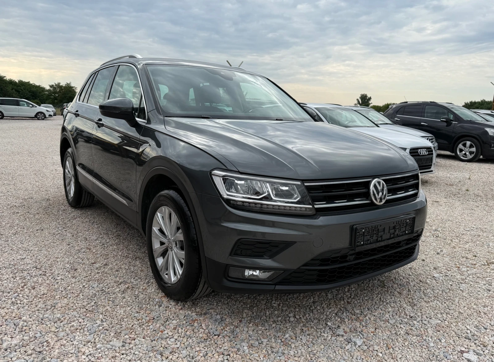 VW Tiguan * 2.0TDI* 150к.с* 4x4* LED* Дистроник* , снимка 2 - Автомобили и джипове - 55097261