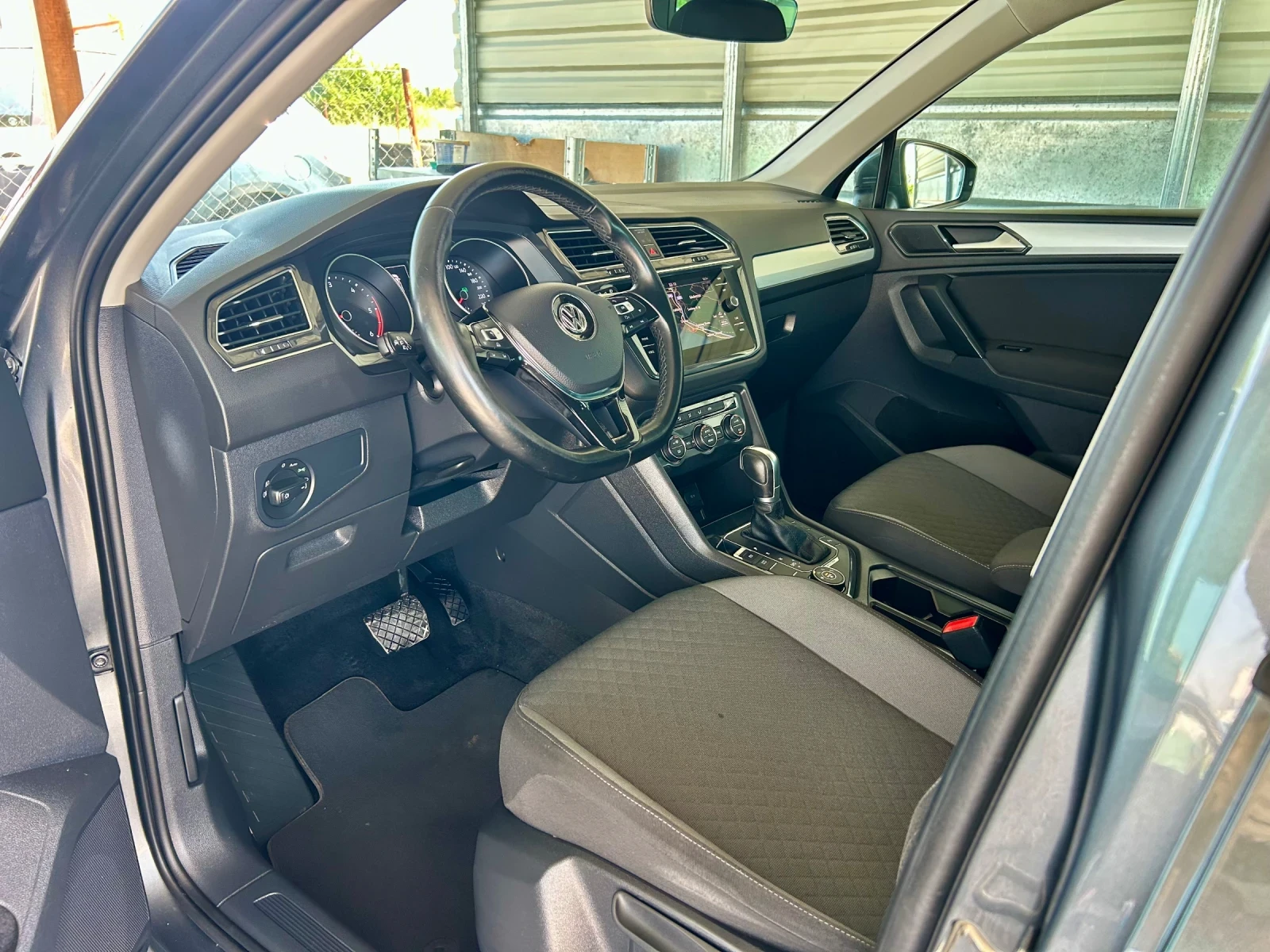 VW Tiguan * 2.0* TDI* 150к.с* 4x4* LED* Дистроник* , снимка 7 - Автомобили и джипове - 55097261