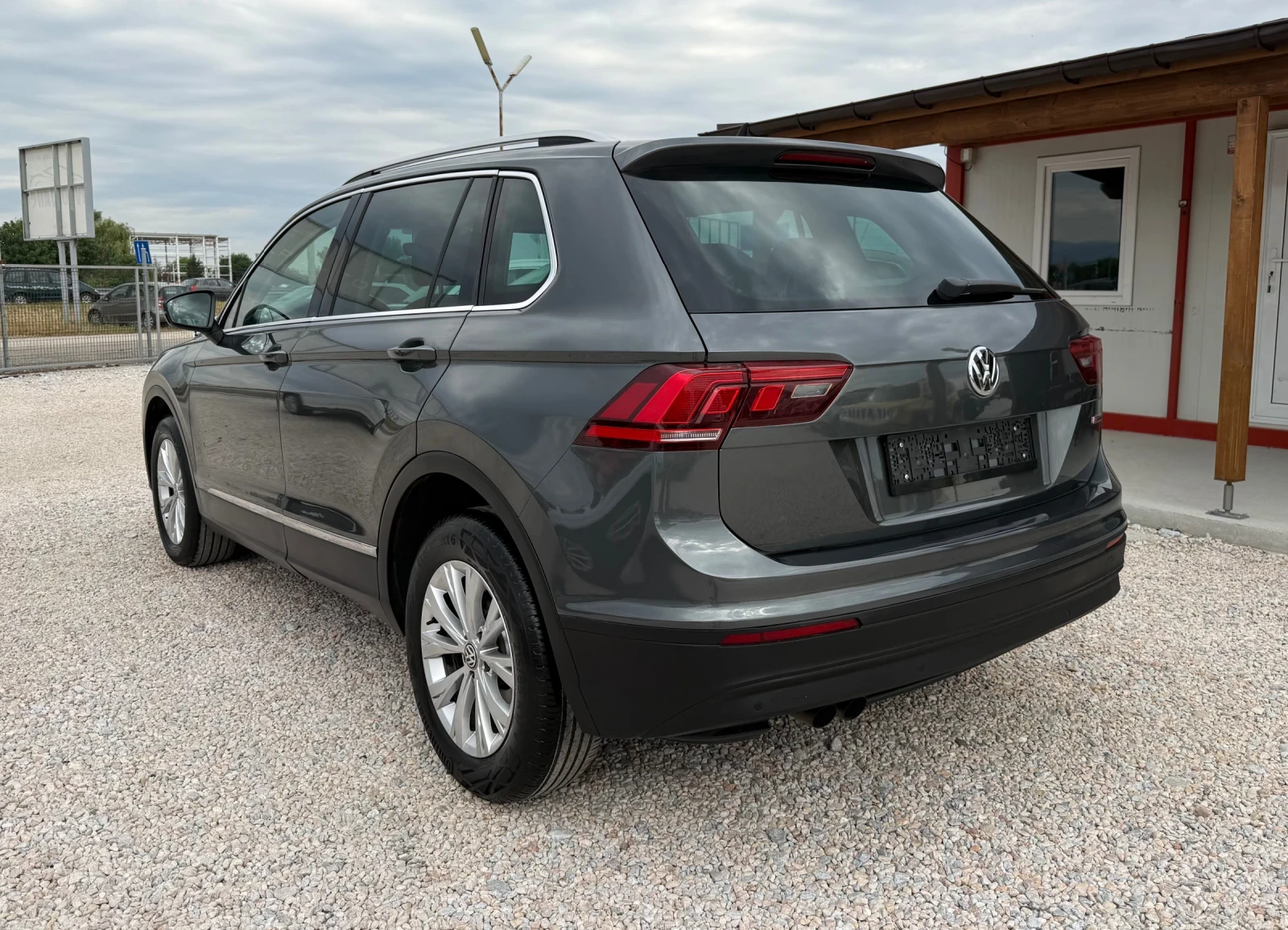 VW Tiguan * 2.0TDI* 150к.с* 4x4* LED* Дистроник* , снимка 3 - Автомобили и джипове - 55097261