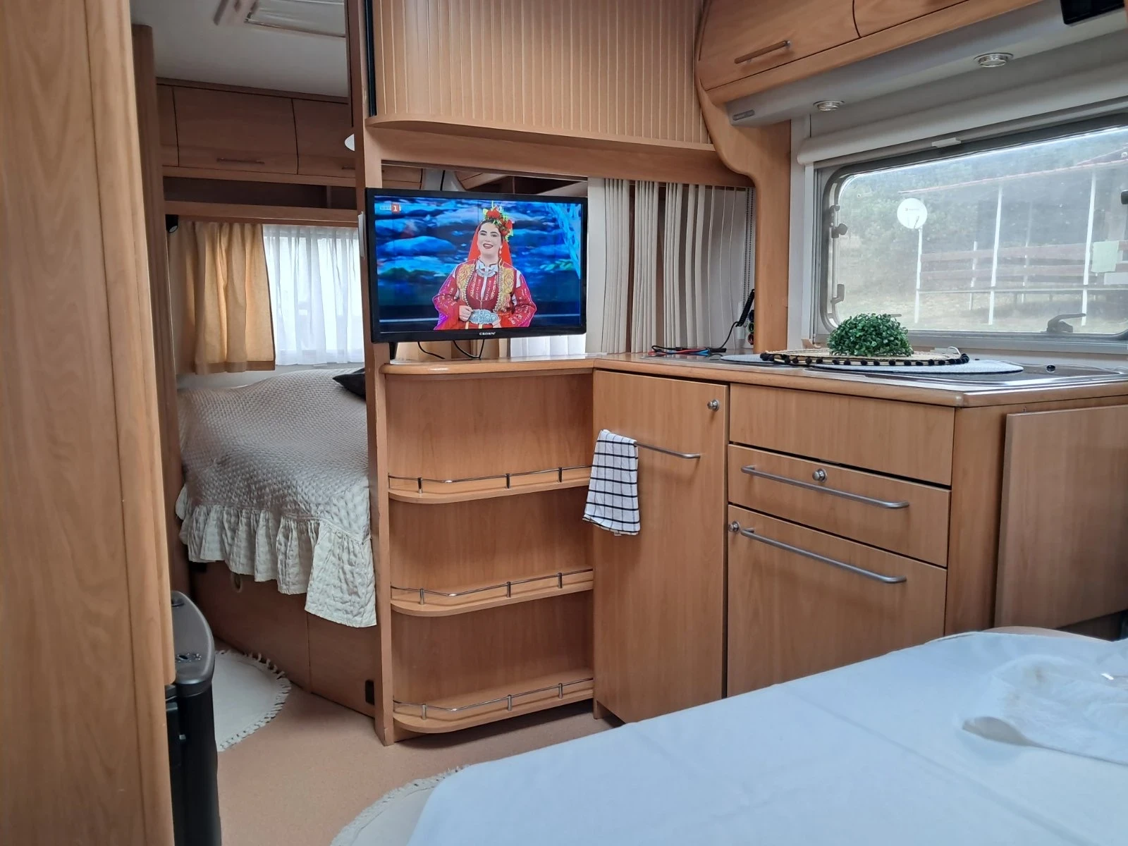 Каравана Chateau 450, снимка 12 - Каравани и кемпери - 54476415