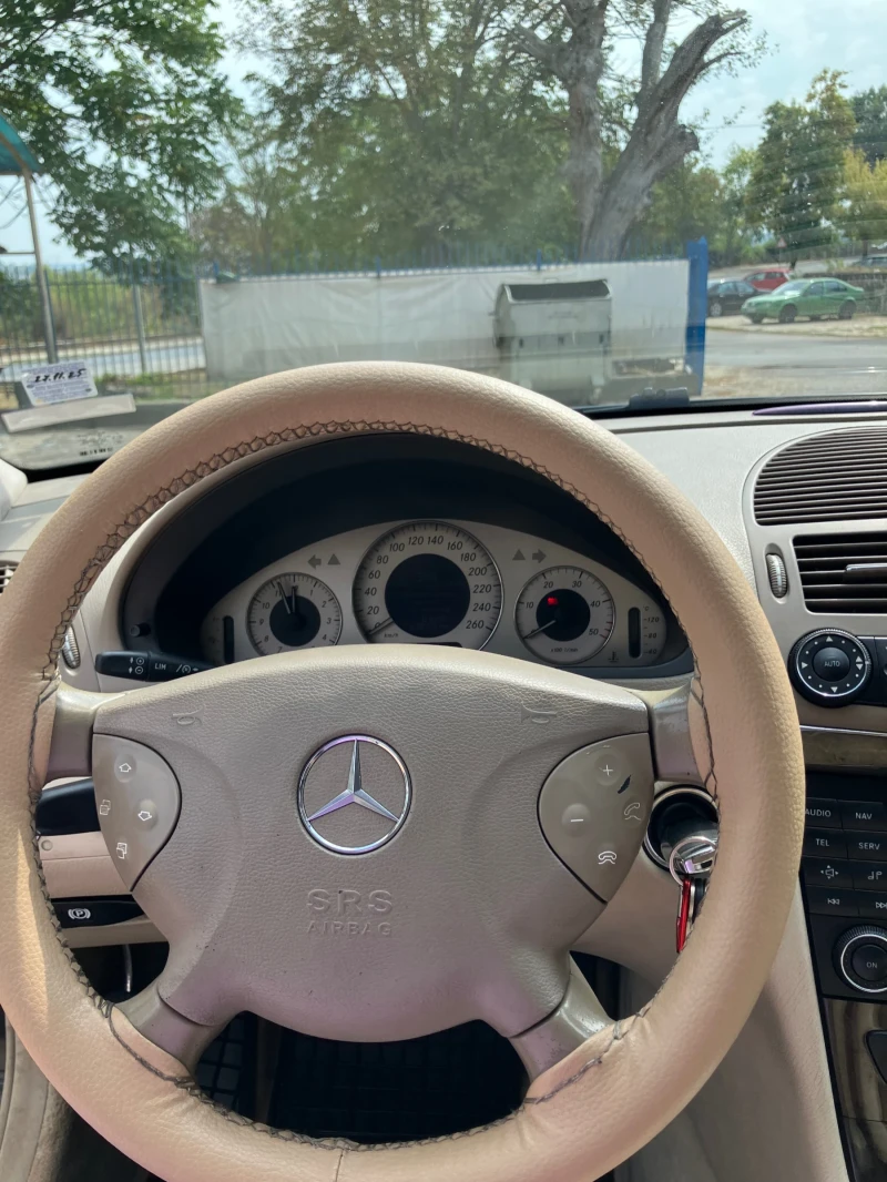 Mercedes-Benz E 220, снимка 7 - Автомобили и джипове - 52093843
